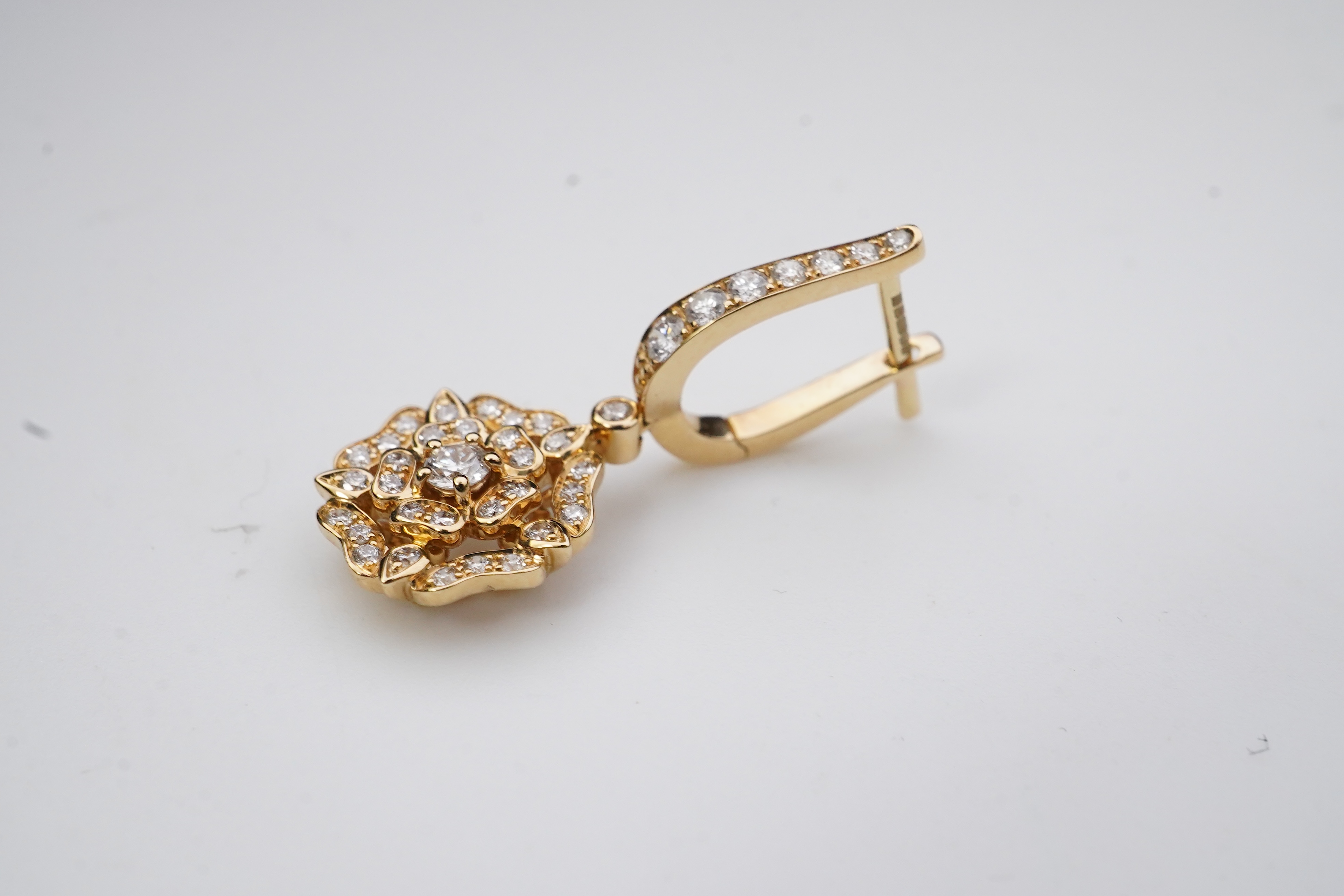 Garrard, a pair of diamond 'Tudor Rose Mini Icon' earrings